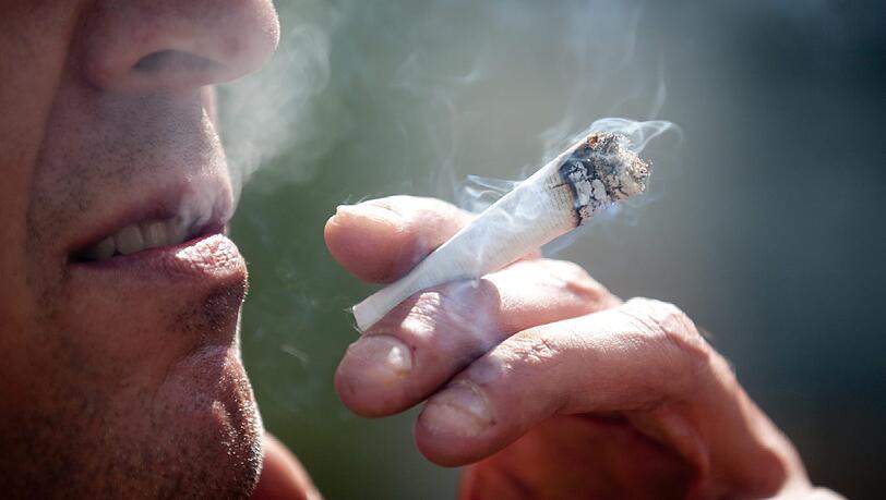 Aktuell ist Kiffen im bestimmten Rahmen legal, aber wie sieht das nach der Bundestagswahl 2025 aus? Bleibt die Cannabis-Legalisierung?