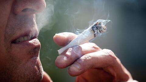 Aktuell ist Kiffen im bestimmten Rahmen legal, aber wie sieht das nach der Bundestagswahl 2025 aus? Bleibt die Cannabis-Legalisierung?