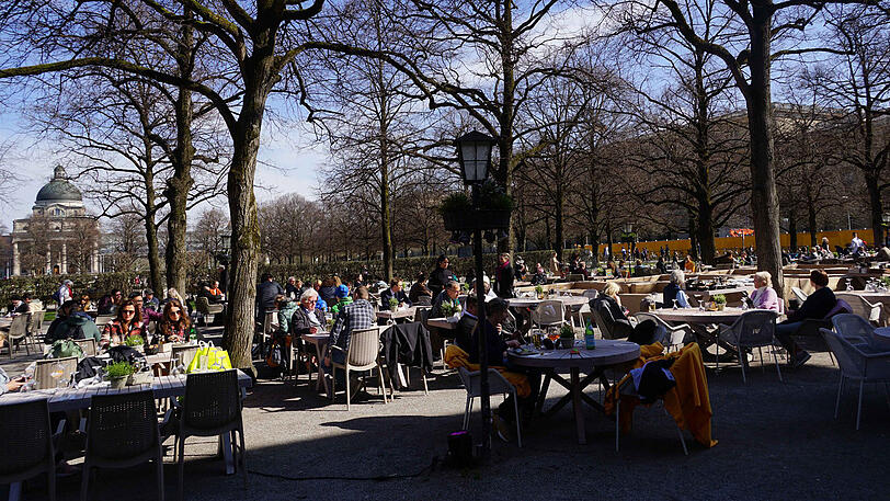 Bei strahlendem Sonnenschein und milden Temperaturen hat am Freitag der Tambosi-Biergarten eröffnet. Die Bilder.