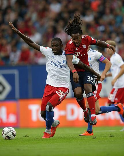 Renato Sanches vom FC Bayern (links) im Duell mit Hamburgs Orel Mangala.