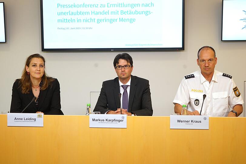 Staatsanwaltschafts-Sprecherin Anne Leiding, der Chef des Rauschgiftdezernats der Münchner Polizei, Markus Karpfinger und Polizeisprecher Werner Kraus (von links) bei der Pressekonferenz am Freitag.