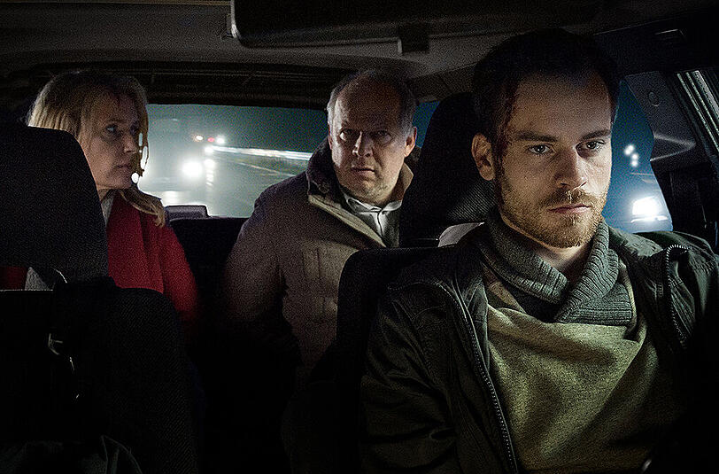Fahrt ins Ungewisse: Entführer Rainald Klapproth (Florian Bartholomäi, r) hat die Kommissare Lindholm (Maria Furtwängler, Hannover) und Borowski (Axel Milberg, Kiel) auf der Rückbank.