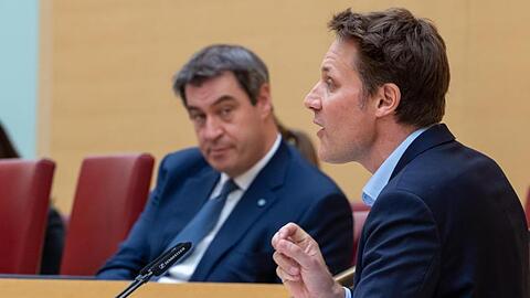 Ludwig Hartmann (r)(Bündnis 90/Die Grünen) spricht am Rednerpult des bayerischen Landtags. Foto: Peter Kneffel/dpa