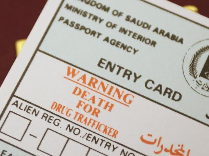 Auf einem Einreiseformular wird in Saudi-Arabien mit dem Hinweis "WARNING DEATH FOR DRUG TRAFFICKER" auf die Todesstrafe für Drogenhändler hingewiesen.