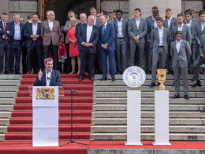Bayerns Ministerpräsident Markus Söder (CSU) empfängt im Hofgarten die Mannschaft des FC Bayern München.