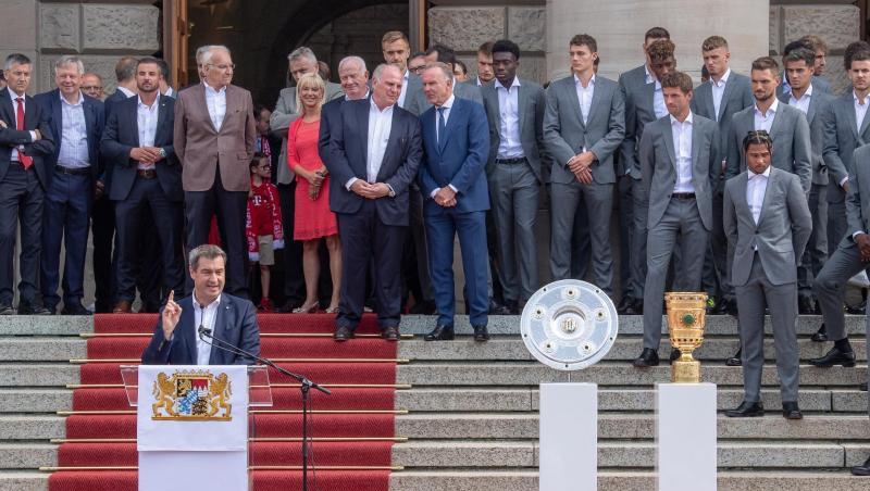Bayerns Ministerpräsident Markus Söder (CSU) empfängt im Hofgarten die Mannschaft des FC Bayern München. Bayerns Ministerpräsident Markus Söder (CSU) empfängt im Hofgarten die Mannschaft des FC Bayern München.