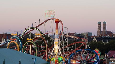 Sonnenuntergang über der Wiesn.