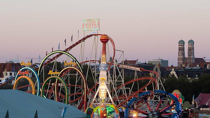 Sonnenuntergang über der Wiesn.
