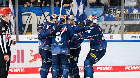 Jubeltraube: Der EHC setzt sich im dritten Viertelfinale-Spiel gegen Bremerhaven mit 7:1 durch, verkürzt in der Serie auf 1:2.