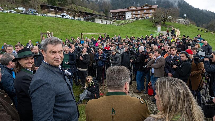 Zahlreiche Landwirte sind zum Bichlersee gekommen, um Markus Söder und seine Entourage zu treffen.
