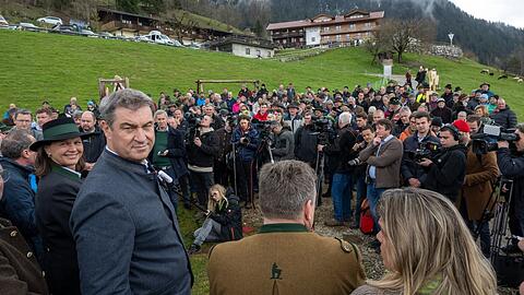 Zahlreiche Landwirte sind zum Bichlersee gekommen, um Markus Söder und seine Entourage zu treffen.