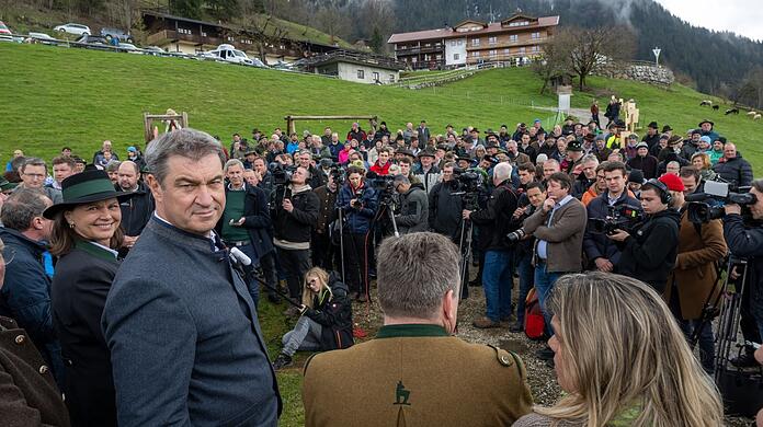 Zahlreiche Landwirte sind zum Bichlersee gekommen, um Markus Söder und seine Entourage zu treffen.