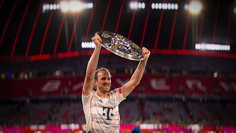Harry Kane mit der Meisterschale – zu Hause sind die Schalen kleiner und anders gefüllt.
