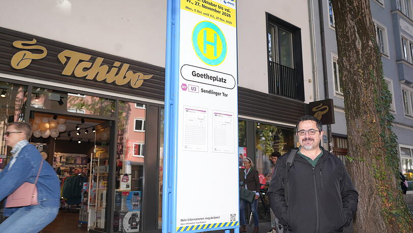 Direnc Aydin wartet am Goetheplatz auf den Ersatzbus.