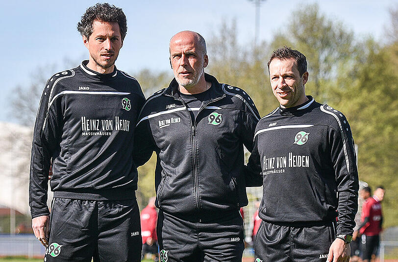 Das neue Trainerteam: Co-Trainer Jan-Moritz Lichte (l-r), Trainer Michael Frontzeck und Co-Trainer Steven Cherundolo.