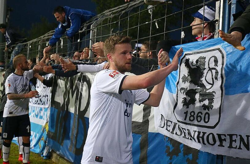 Die Fans des TSV 1860 sollen die Löwen am Dienstag im Rückspiel gegen Kiel zum Sieg schreien.