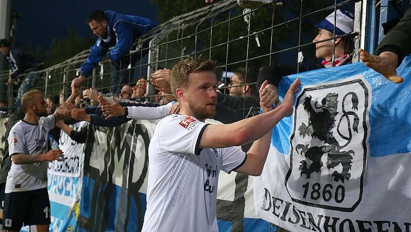 Die Fans des TSV 1860 sollen die Löwen am Dienstag im Rückspiel gegen Kiel zum Sieg schreien. Die Fans des TSV 1860 sollen die Löwen am Dienstag im Rückspiel gegen Kiel zum Sieg schreien.