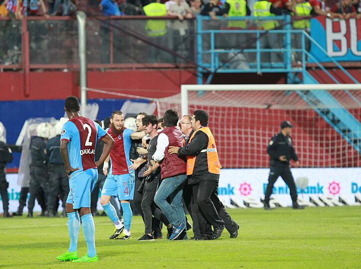 Brutaler Angriff auf einen Schiedsrichter: Nach Fan-Krawallen wurde die Partie in Trabzon kurz vor Schluss abgebrochen. Die Bilder