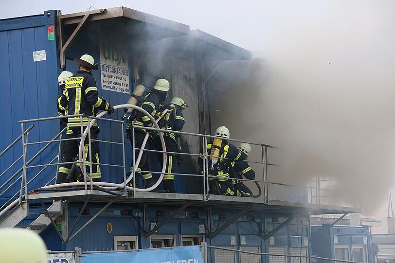 Ein Wohncontainer explodiert in Obertaufkirchen. Nach einem lauten Knall lodern die Flammen. Hier die Bilder.