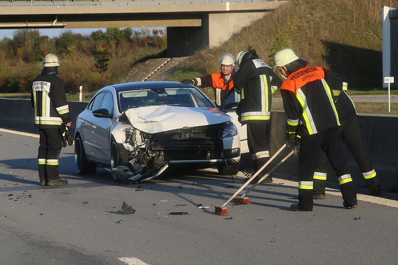 Der VW Passat konnte nicht mehr rechtzeitig bremsen und krachte in den Audi. Die A94 war nach dem Unfall kurzzeitig gesperrt.