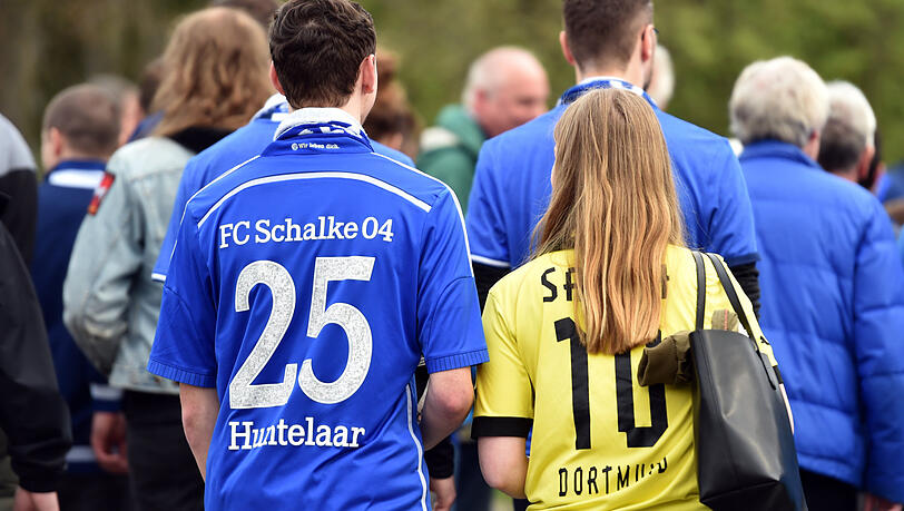 Eintracht im Revier: Ein Schalke-Fan und eine Anhängerin von Borussia Dortmunder gehen gemeinsam in Gelsenkirchen zu Stadion von Schalke (Bild aus dem April 2017). Eintracht im Revier: Ein Schalke-Fan und eine Anhängerin von Borussia Dortmunder gehen gemeinsam in Gelsenkirchen zu Stadion von Schalke (Bild aus dem April 2017).