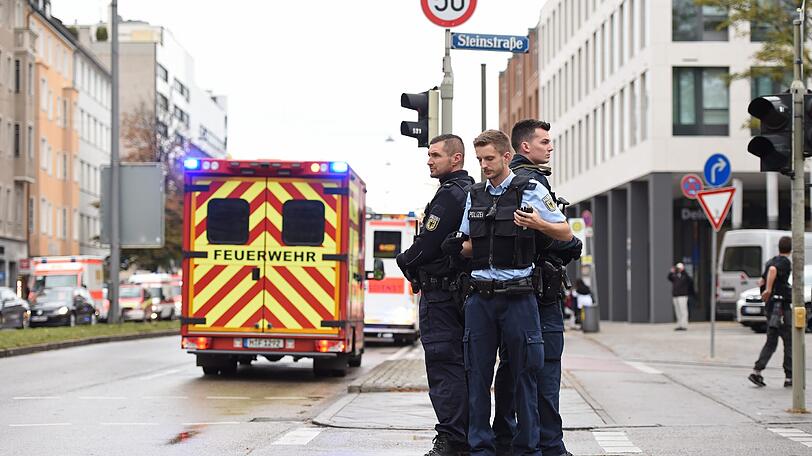 Polizisten am Rosenheimer Platz in München: Auf Twitter wurden auch viele falsche Informationen verbreitet.