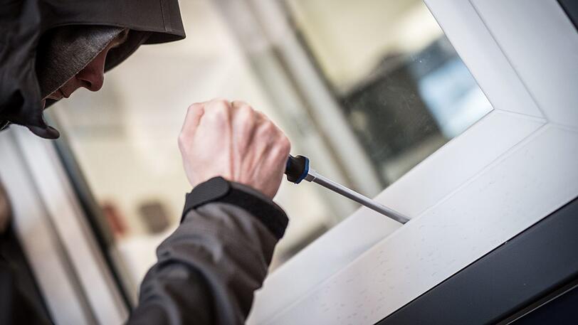 Die Diebe kamen über aufgehebelte Balkontüren in die Wohnungen.