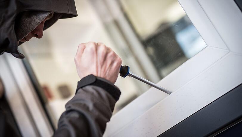 Die Diebe kamen über aufgehebelte Balkontüren in die Wohnungen. Die Diebe kamen über aufgehebelte Balkontüren in die Wohnungen.