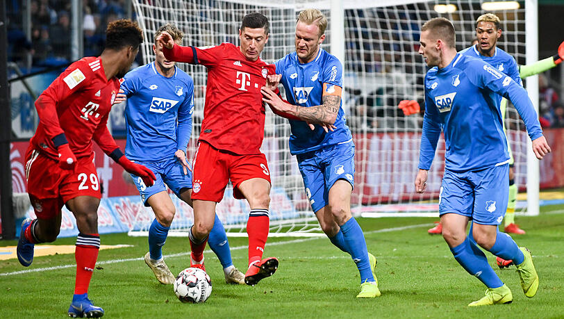 Unbequemer Verteidiger: Kevin Vogt (Mi.), hier gegen Robert Lewandowski vom FC Bayern. Unbequemer Verteidiger: Kevin Vogt (Mi.), hier gegen Robert Lewandowski vom FC Bayern.