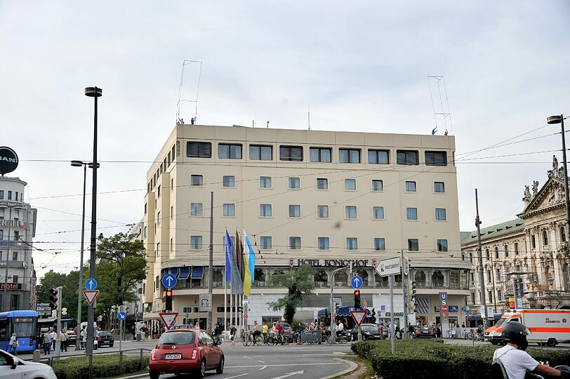 Lattengerüste auf dem Dach sollen verdeutlichen, wie hoch das neue Hotel künftig sein wird. Die AZ hat mit roten Linien nachgeholfen.