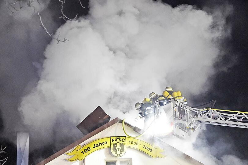Während der Weihnachtsfeier des FC Teutonia München brach im Vereinsheim Feuer aus. Die Bilder.