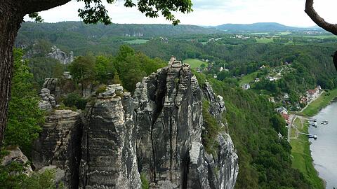 Der einzigartige Nationalpark Sächsische Schweiz hat uralte Naturlandschaft und bizarre Felsenwelten zu bieten.