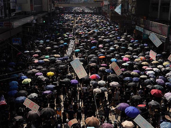 Trotz eines Verbots gehen in Hongkong am chinesischen Nationalfeiertag Zehntausende Menschen für Demokratie und Menschenrechte auf die Straße.