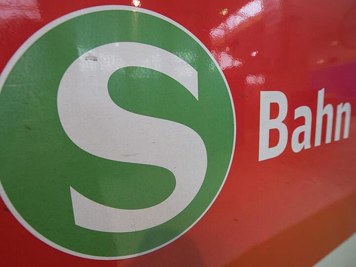 Das Logo der S-Bahn. Foto: Boris Roessler/dpa/Archivbild