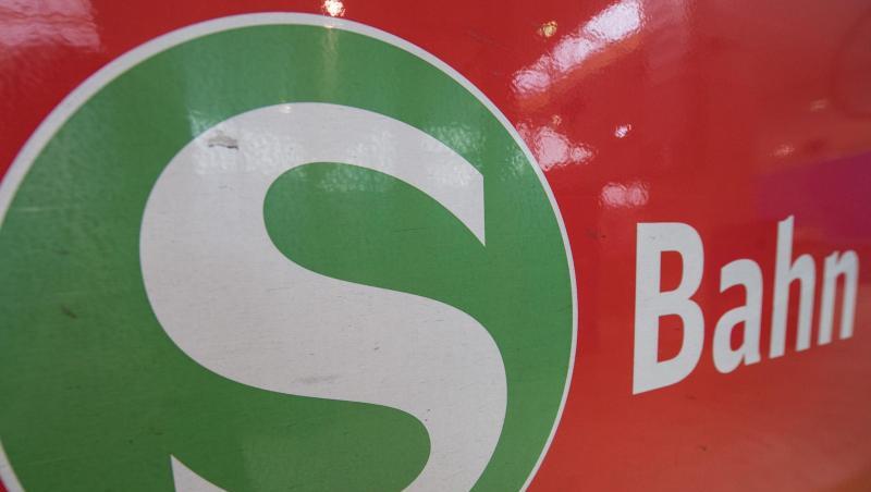 Das Logo der S-Bahn. Foto: Boris Roessler/dpa/Archivbild Das Logo der S-Bahn. Foto: Boris Roessler/dpa/Archivbild