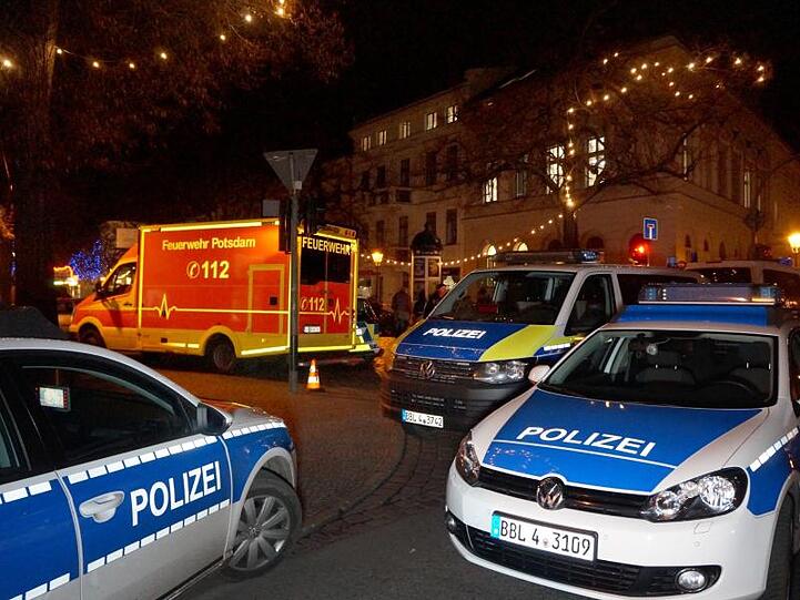 Polizisten sperren die Straßen um einen Weihnachtsmarkt in der Potsdamer Innenstadt ab.