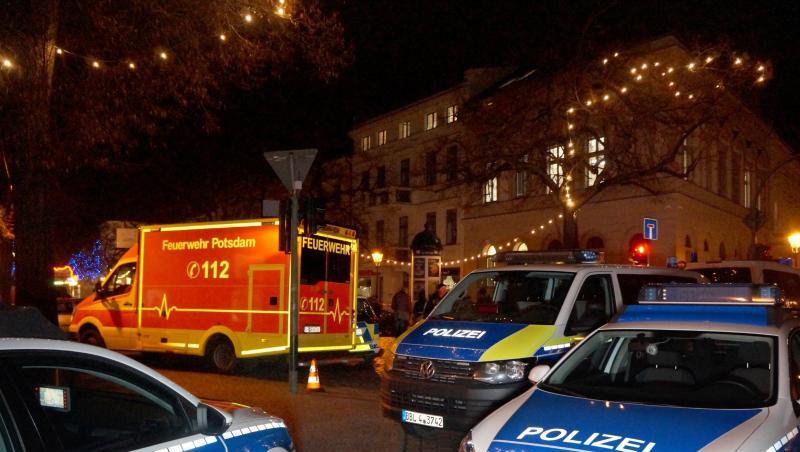 Polizisten sperren die Straßen um einen Weihnachtsmarkt in der Potsdamer Innenstadt ab. Polizisten sperren die Straßen um einen Weihnachtsmarkt in der Potsdamer Innenstadt ab.