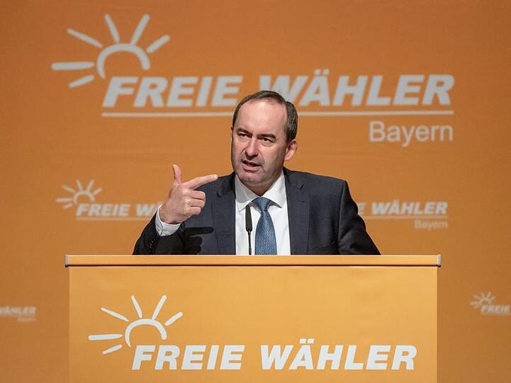 Hubert Aiwanger, Landesvorstand der Freien Wähler und Wirtschaftsminister von Bayern, spricht bei der Landesversammlung. Foto: Armin Weigel