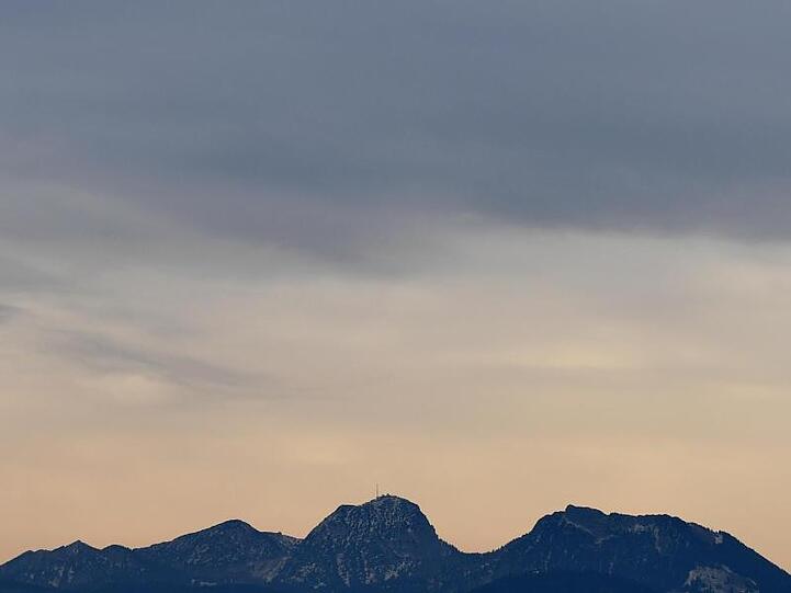 Dunkle Wolken ziehen über den Wendelstein. Foto: Angelika Warmuth/dpa