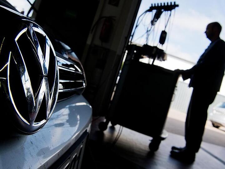 Ein Kfz-Meister lädt ein Software-Update auf einen Volkswagen Golf mit einem 2,0-Liter-Dieselmotor.