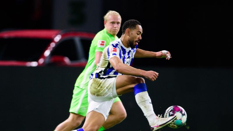 Herthas Matheus Cunha (r) behauptet gegen Wolfsburgs Xaver Schlager den Ball.
