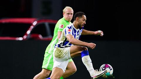 Herthas Matheus Cunha (r) behauptet gegen Wolfsburgs Xaver Schlager den Ball.