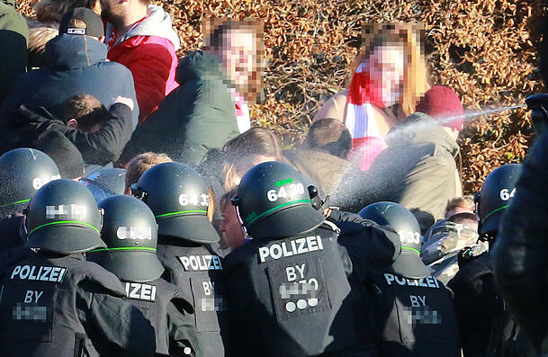 Zwischen Polizei und Anhängern des FCB II kam es zu körperlichen Auseinandersetzungen. Zwischen Polizei und Anhängern des FCB II kam es zu körperlichen Auseinandersetzungen.
