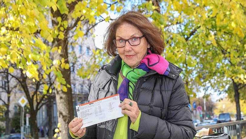 Heidemarie Monneuse am Rotkreuzplatz: Nach der Kontoumstellung kam der Schock auf der Abrechnung. Fast doppelt so hohe Gebühren wie ausgemacht hatte die Stadtsparkasse zunächst abgebucht.