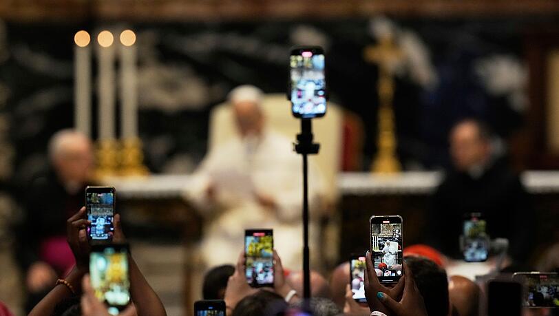 Es sind längst nicht mehr nur Rosenkränze: Die Kirche setzt nun auch auf Smartphones. (Archivbild)