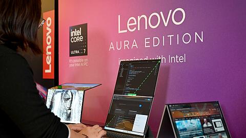 Ein 2025 vorgestellter Laptop mit &uuml;berlangem Bildschirm, den man nach hinten wegklappen kann.