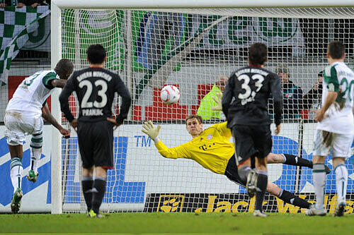 Grafite (l) scheitert mit einem Elfmeter an Bayerns Torwart Thomas Kraft.