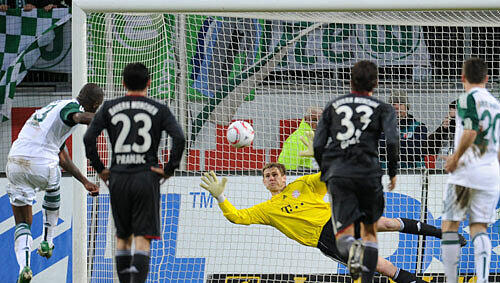 Grafite (l) scheitert mit einem Elfmeter an Bayerns Torwart Thomas Kraft. Grafite (l) scheitert mit einem Elfmeter an Bayerns Torwart Thomas Kraft.