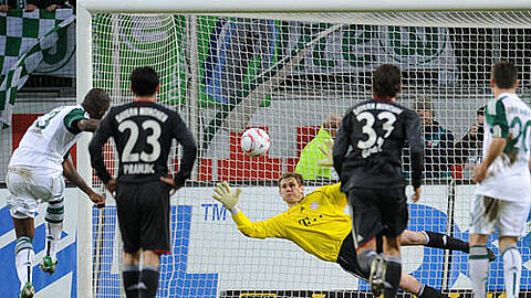 Grafite (l) scheitert mit einem Elfmeter an Bayerns Torwart Thomas Kraft.