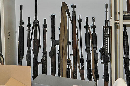 Maschinengewehre, Revolver, Pistolen und jede Menge Munition: Diese und noch mehr Schusswaffen hat die Polizei bei einem Münchner Arzt gefunden. Die Bilder